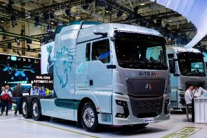 中國重汽汕德卡氫燃料牽引車，中國智造，引發(fā)廣泛關(guān)注