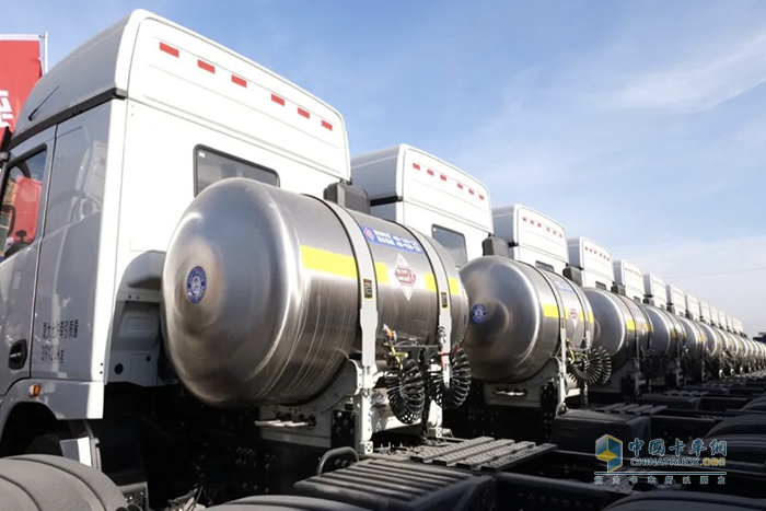 低碳先鋒！徐工天然氣牽引車批量交付西北客戶