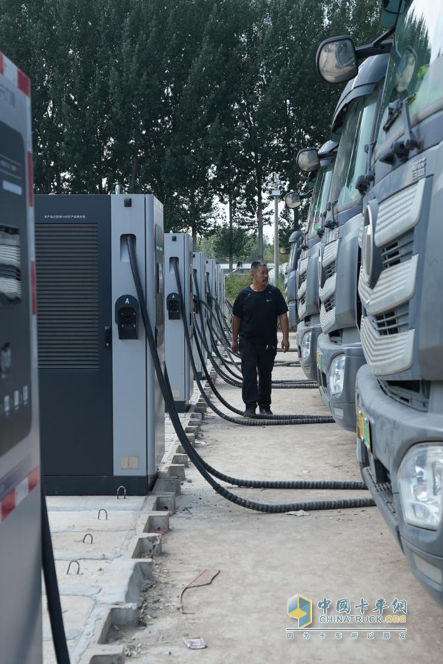 每公里1.3度電！李隊長：174臺歐曼智藍重卡高效省電 讓運輸效益步步高升