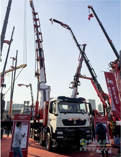 上?！皩汃R展”非凡機(jī)械，由豪沃重卡攜合作伙伴為您呈現(xiàn)