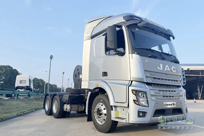 長途資源運(yùn)輸?shù)睦硐脒x擇：江淮星耀X5 LNG 6×4牽引車！