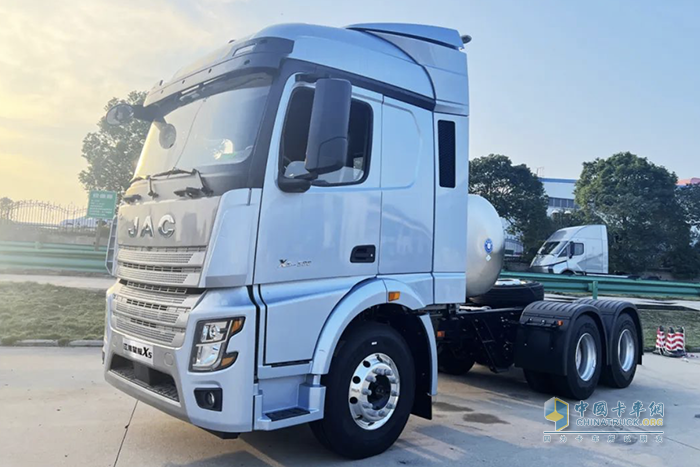 長途資源運(yùn)輸?shù)睦硐脒x擇：江淮星耀X5 LNG 6×4牽引車！