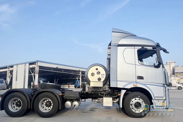 長途資源運(yùn)輸?shù)睦硐脒x擇：江淮星耀X5 LNG 6×4牽引車！