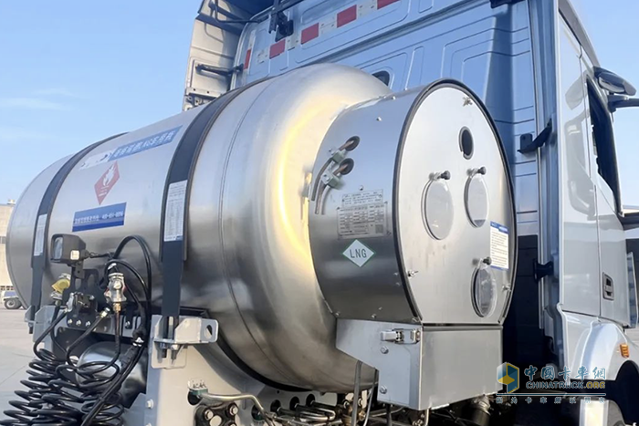 長途資源運(yùn)輸?shù)睦硐脒x擇：江淮星耀X5 LNG 6×4牽引車！