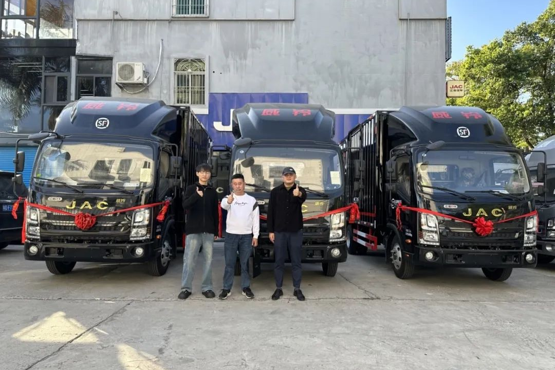 15臺威鈴M6中體車型交付于大客戶，共筑高效物流新篇章！