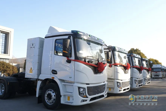 300臺(tái)發(fā)車！徐工重卡擂響戰(zhàn)鼓奔赴海外