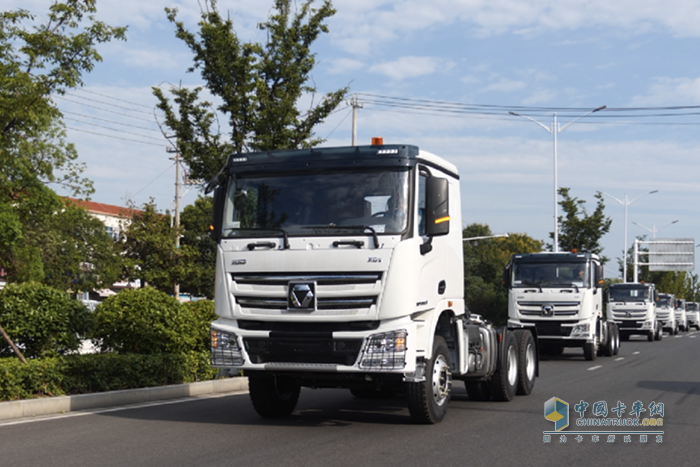 300臺(tái)發(fā)車！徐工重卡擂響戰(zhàn)鼓奔赴海外