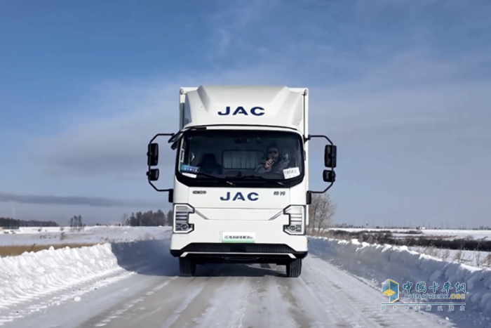 江淮1卡性能卓越，無懼極寒，破冰黑河