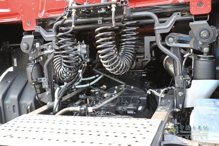 顱內(nèi)努力？有乘龍H7 4×2港口牽引車，努力沒壓力！