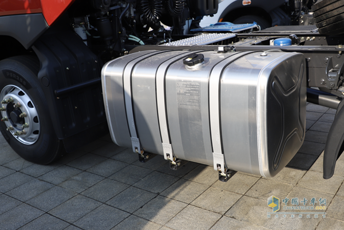 顱內(nèi)努力？有乘龍H7 4×2港口牽引車，努力沒壓力！