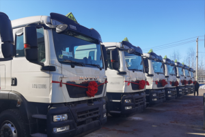 30輛中國重汽豪沃原油運(yùn)輸車正式交付，助力能源運(yùn)輸再升級(jí)！