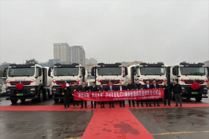 中國(guó)重汽首批30臺(tái)豪沃新能源攪拌車成功交付