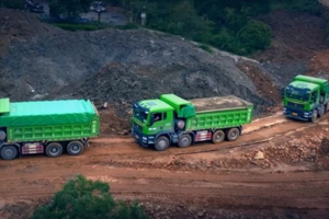 中國重汽汕德卡渣土車，全方位領(lǐng)航城建致富之路！