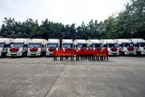 10輛東風(fēng)天錦快遞車交付柳州大客戶