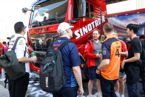 中國重汽F1賽事展區(qū)驚現(xiàn)“機械戰(zhàn)甲”！這輛卡車什么來頭？