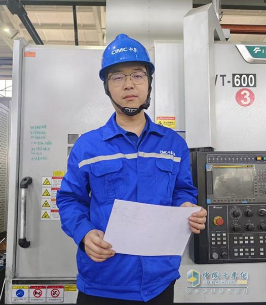 中集車輛旗下駐馬店華駿鑄造公司鐘源同志榮獲“全國勞動模范”榮譽稱號！