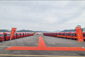 龍行天下 以客為先 寧波FGS與東風(fēng)商用車(chē)百臺(tái)港口運(yùn)輸車(chē)交付暨首批50臺(tái)發(fā)車(chē)儀式圓滿(mǎn)舉行