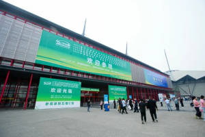 陜汽重卡&卡爾動力無人駕駛重卡亮相2025第八屆鄭州國際新能源商用車推廣應(yīng)用展覽會