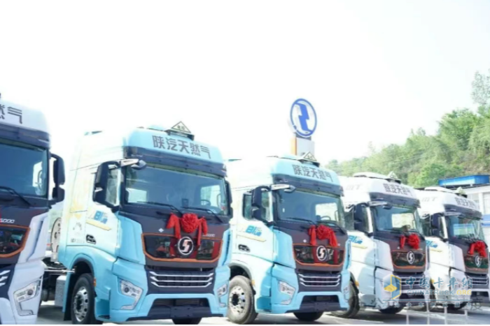 陜汽重卡S6000天然氣重卡延安上市，引領(lǐng)綠色能源運(yùn)輸