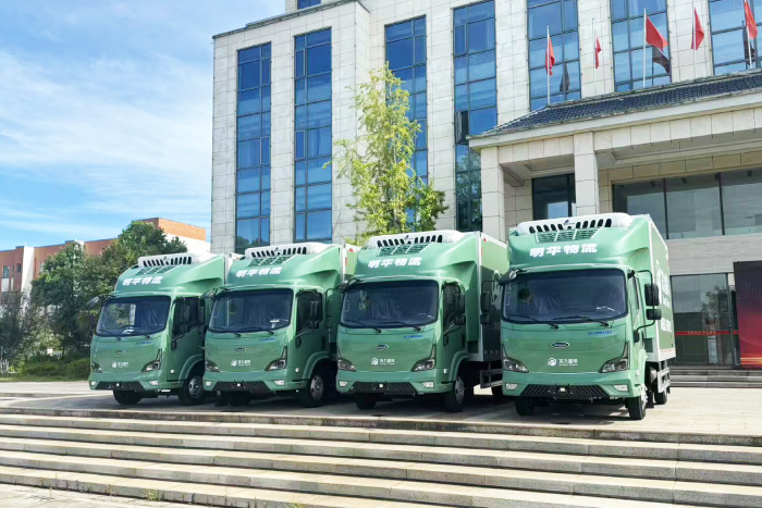 強(qiáng)強(qiáng)聯(lián)合 共筑冷鏈新生態(tài) 慶鈴新EVM100助力嘉魚縣現(xiàn)代物流產(chǎn)業(yè)升級(jí)