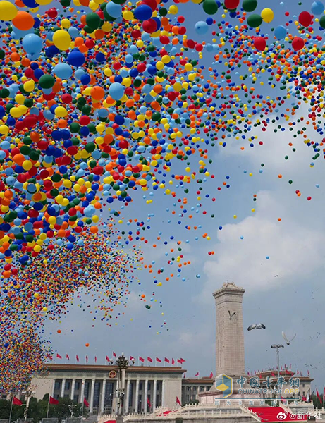 見(jiàn)證榮耀時(shí)刻！徐工成套裝備硬核保障，楊東升受邀現(xiàn)場(chǎng)觀禮