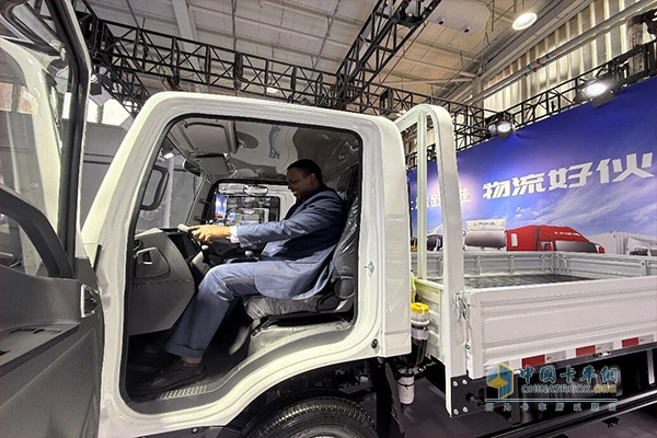 上汽躍進(jìn)新車型閃耀2025服貿(mào)會(huì) 場(chǎng)景定制化技術(shù)創(chuàng)新直擊海外需求