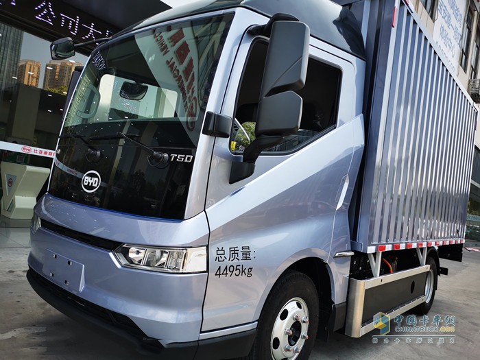 靜態(tài)測(cè)評(píng)：超高顏值、自有三電、移動(dòng)座艙 比亞迪T5D到底有多香