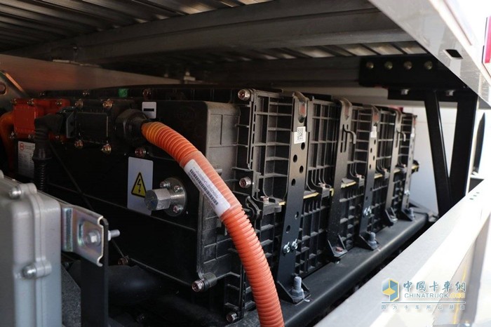 靜態(tài)測(cè)評(píng)：超高顏值、自有三電、移動(dòng)座艙 比亞迪T5D到底有多香