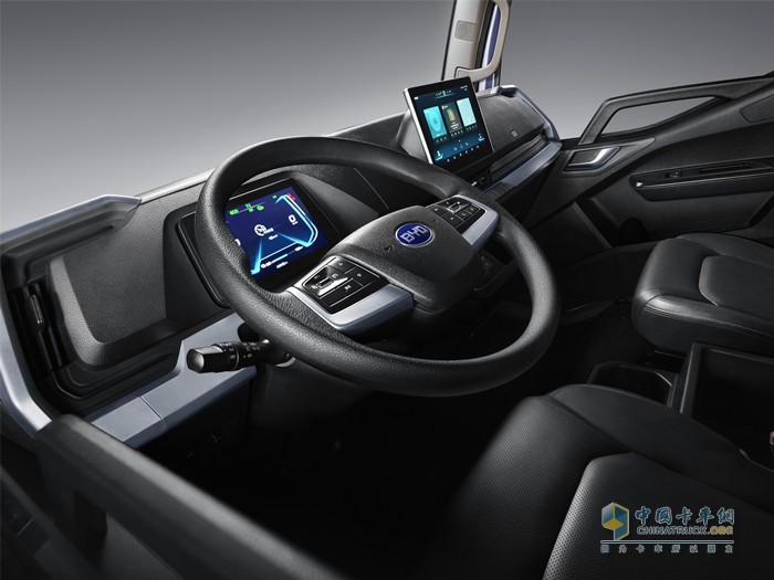 靜態(tài)測(cè)評(píng)：超高顏值、自有三電、移動(dòng)座艙 比亞迪T5D到底有多香