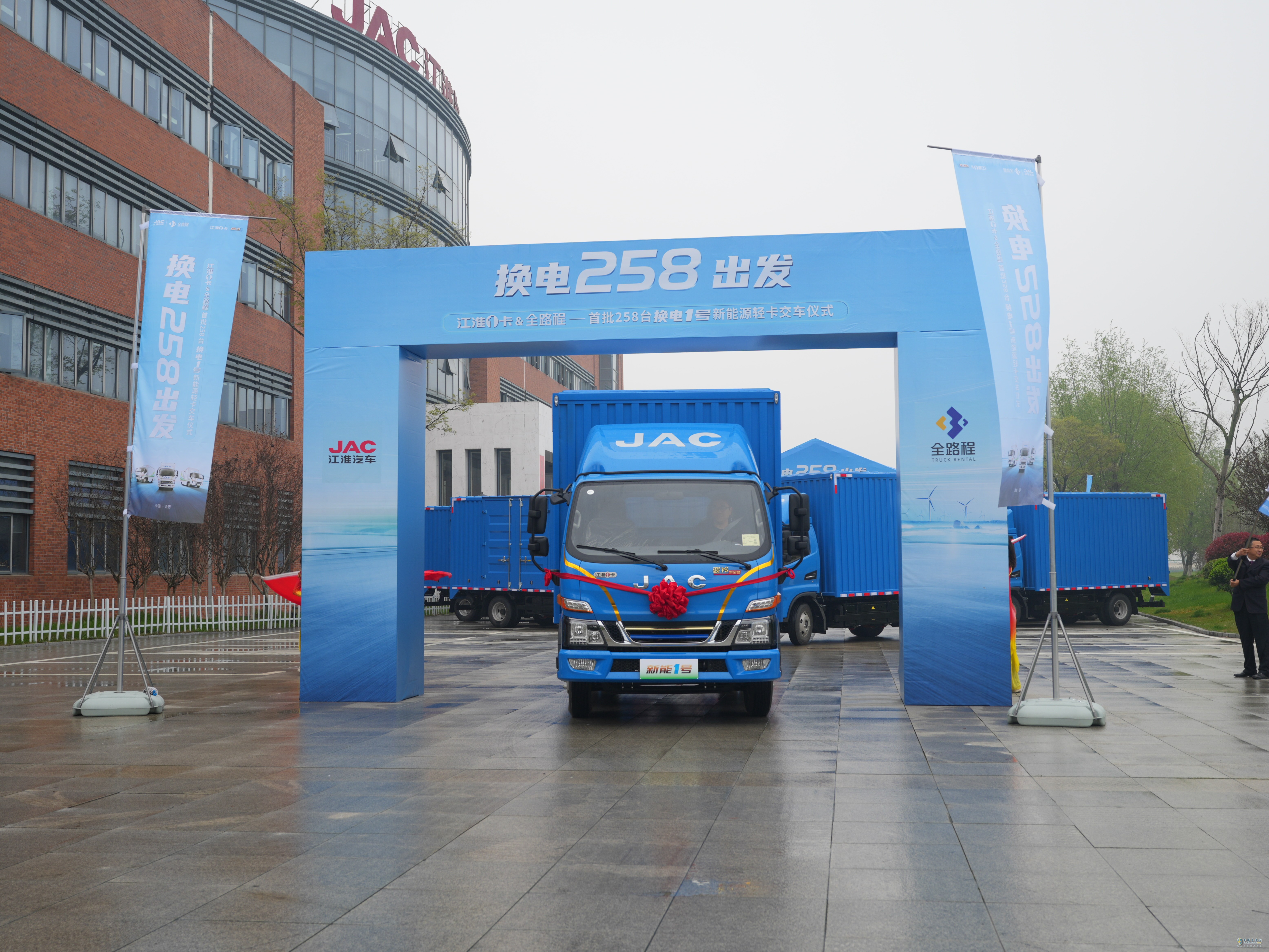 大單不斷！江淮1卡提速駛?cè)胄履茉瓷逃密囐惖溃瑢?shí)現(xiàn)全面領(lǐng)先