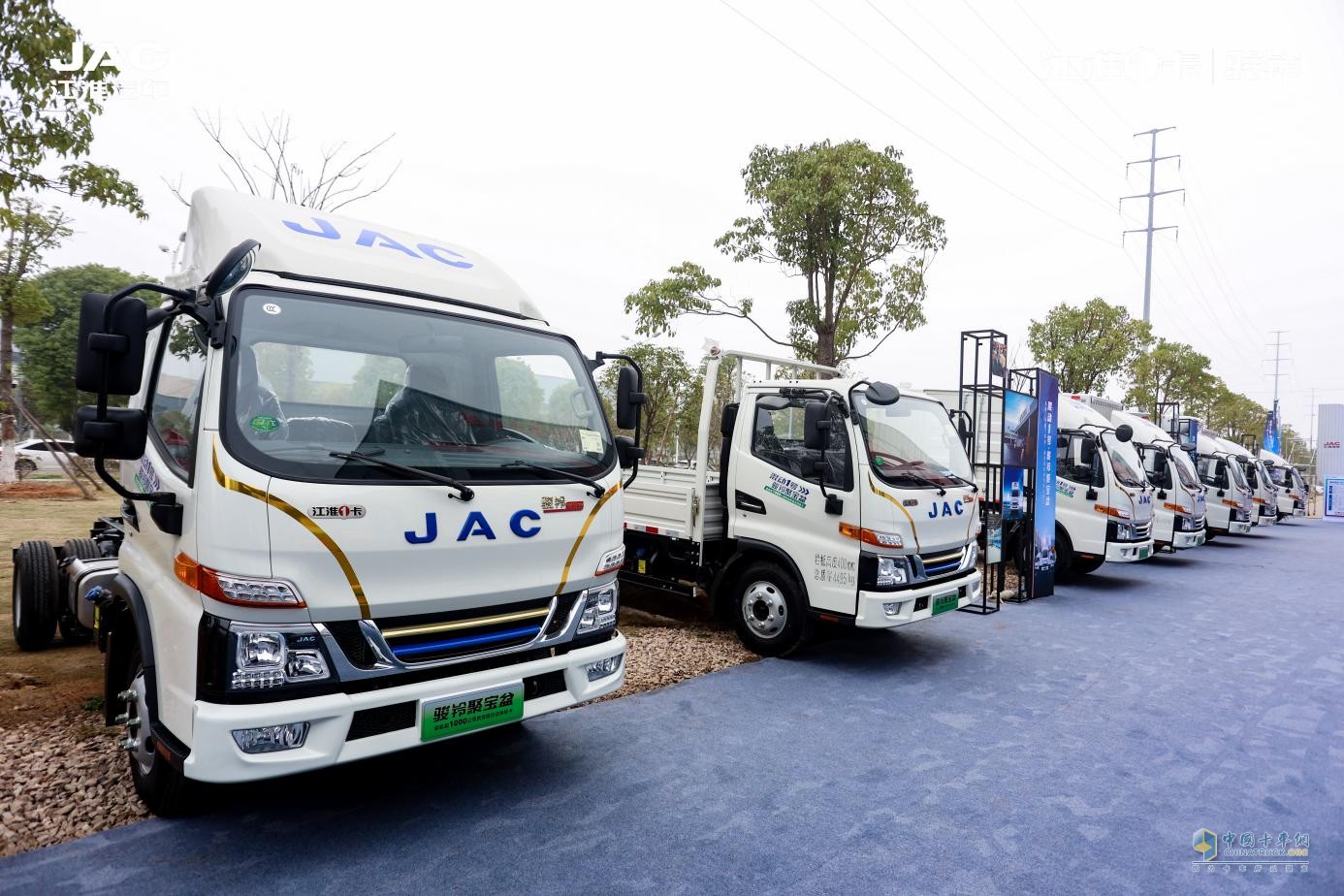 大單不斷！江淮1卡提速駛?cè)胄履茉瓷逃密囐惖?，?shí)現(xiàn)全面領(lǐng)先