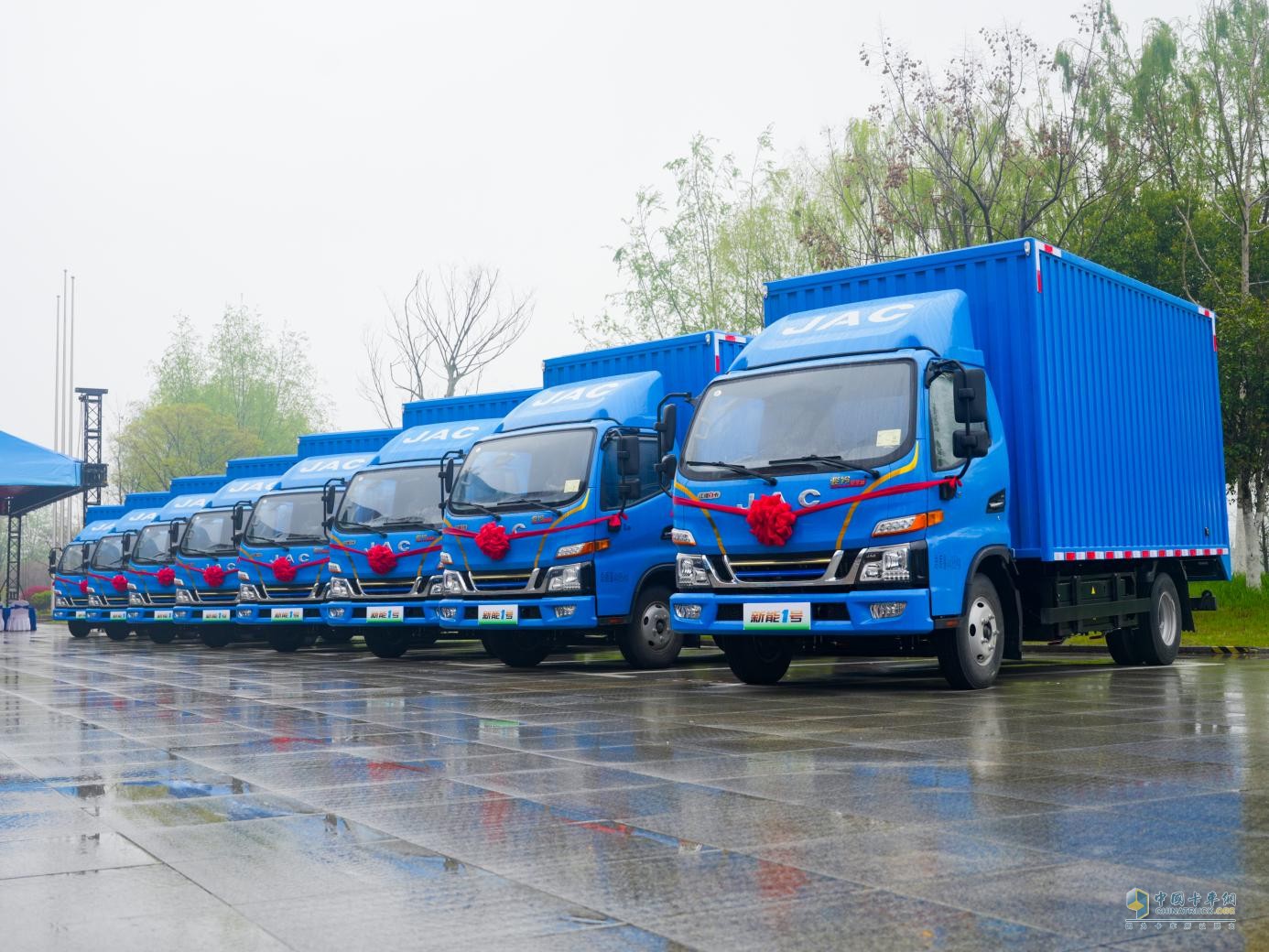 大單不斷！江淮1卡提速駛?cè)胄履茉瓷逃密囐惖溃瑢?shí)現(xiàn)全面領(lǐng)先