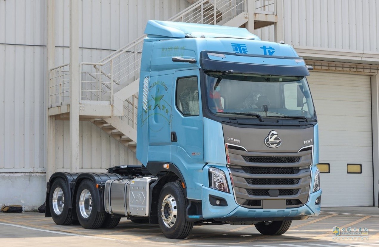 乘龍H5V、乘龍H7喜獲“金蜂盛典”卡車兄弟信賴車型獎