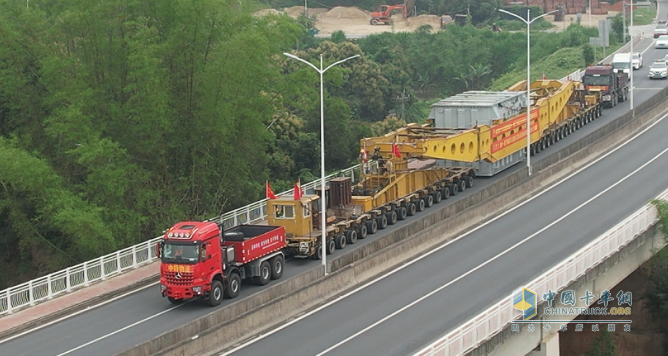 總牽引質(zhì)量500噸！ 新款奔馳Arocs SLT福廈“北電南送”工程大件首運(yùn)