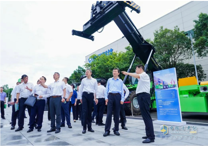 填補行業(yè)空白！首批7項電動工程機械國家標準在徐工發(fā)布