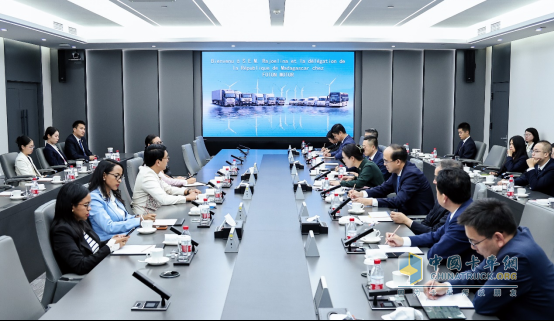 馬達(dá)加斯加總統(tǒng)拉喬利納一行參觀福田汽車