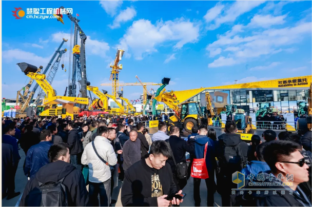 寶馬展榮耀見證，中集凌宇純電動攪拌車斬獲“2024工程機(jī)械行業(yè)TOP10年度榜·明星產(chǎn)品質(zhì)量之星獎”