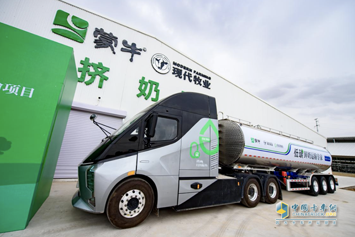 DeepWay深向星辰6×4換電牽引車(chē)榮獲值得用戶信賴純電干線物流運(yùn)輸車(chē)獎(jiǎng)項(xiàng)