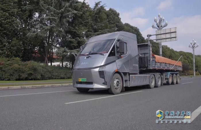 DeepWay深向星辰6×4換電牽引車(chē)榮獲值得用戶信賴純電干線物流運(yùn)輸車(chē)獎(jiǎng)項(xiàng)