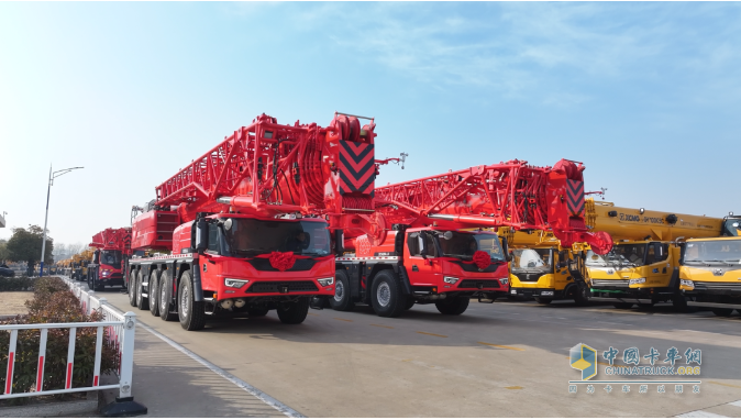 “紅”運當(dāng)頭！徐工起重機啟航海外，高端市場再攀高峰！