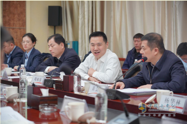 陜汽:百輛天然氣牽引車正式交付