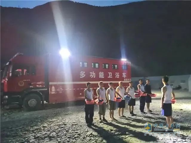 森源鴻馬淋浴車強化應急救援后勤保障:溫暖一線人員