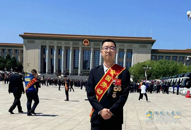 中集車輛旗下駐馬店華駿鑄造公司鐘源同志榮獲“全國勞動模范”榮譽稱號！