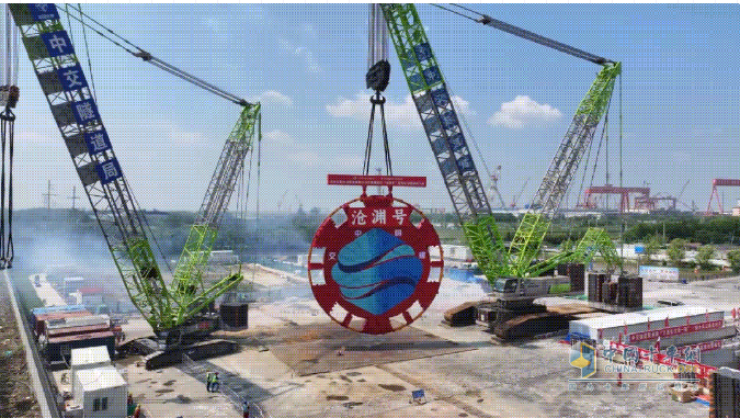 “滄淵”入井通海太！中聯(lián)重科起重機(jī)助力國(guó)內(nèi)最大直徑盾構(gòu)機(jī)吊裝