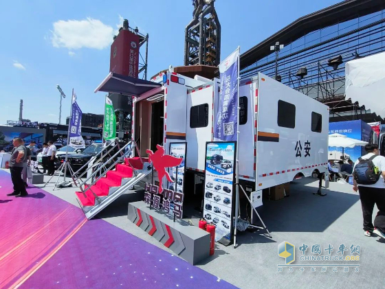 森源鴻馬閃耀第十二屆警用裝備博覽會:詮釋“移動通信指揮車平臺智能制造者”實力