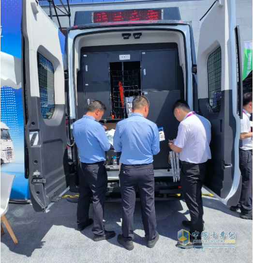 森源鴻馬閃耀第十二屆警用裝備博覽會:詮釋“移動通信指揮車平臺智能制造者”實力