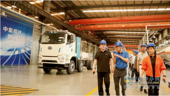 北京市住房和城鄉(xiāng)建設(shè)委員會、北京節(jié)能和資源綜合利用協(xié)會領(lǐng)導(dǎo)蒞臨中集車輛攪拌車業(yè)務(wù)集團(tuán)考察 共話新能源