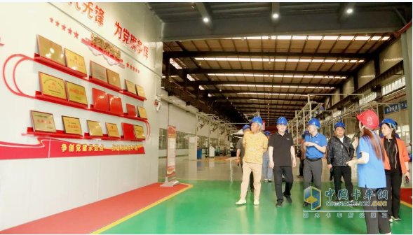 北京市住房和城鄉(xiāng)建設(shè)委員會、北京節(jié)能和資源綜合利用協(xié)會領(lǐng)導(dǎo)蒞臨中集車輛攪拌車業(yè)務(wù)集團(tuán)考察 共話新能源