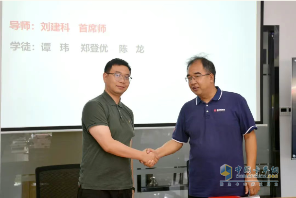 營(yíng)銷事業(yè)部舉行“東風(fēng)陽(yáng)光創(chuàng)新服務(wù)工作室”導(dǎo)師帶徒簽約儀式