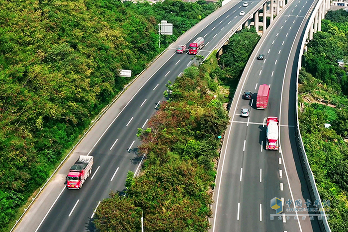 江西:開(kāi)展“百?lài)嵧酢必涍\(yùn)車(chē)輛專(zhuān)項(xiàng)整治行動(dòng)